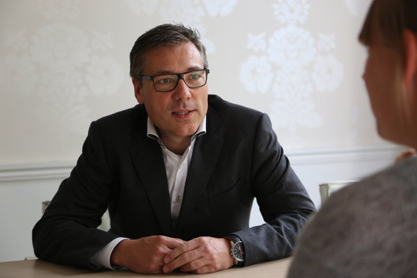 Arne Profilphoto Anzug zoom out