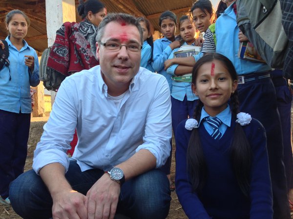 Arne in Nepal with school girl