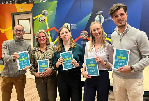 Redactie met boek boeklancering 111770786095